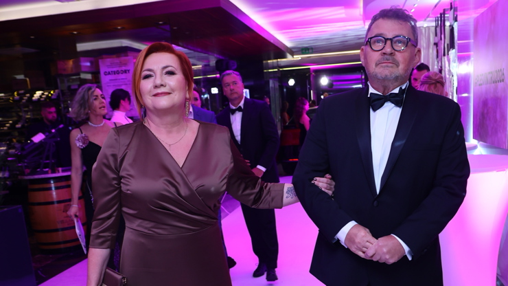 Ministryně Alena Schillerová dorazila na ples po boku manžela.