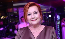 Alena Schillerová prchla před vedry k vodě. Voličům se ukázala v plavkách