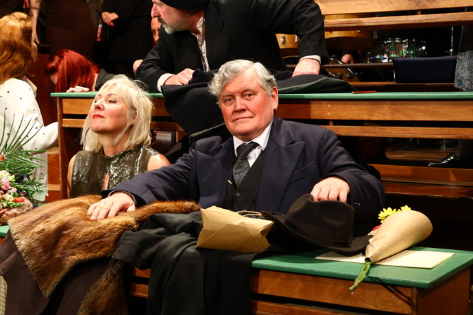 Miroslav Hanuš se svou manželkou po svém boku. 