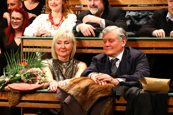 Po děkovačce zasedli Mirek s Janou do školních lavic na jevišti. 