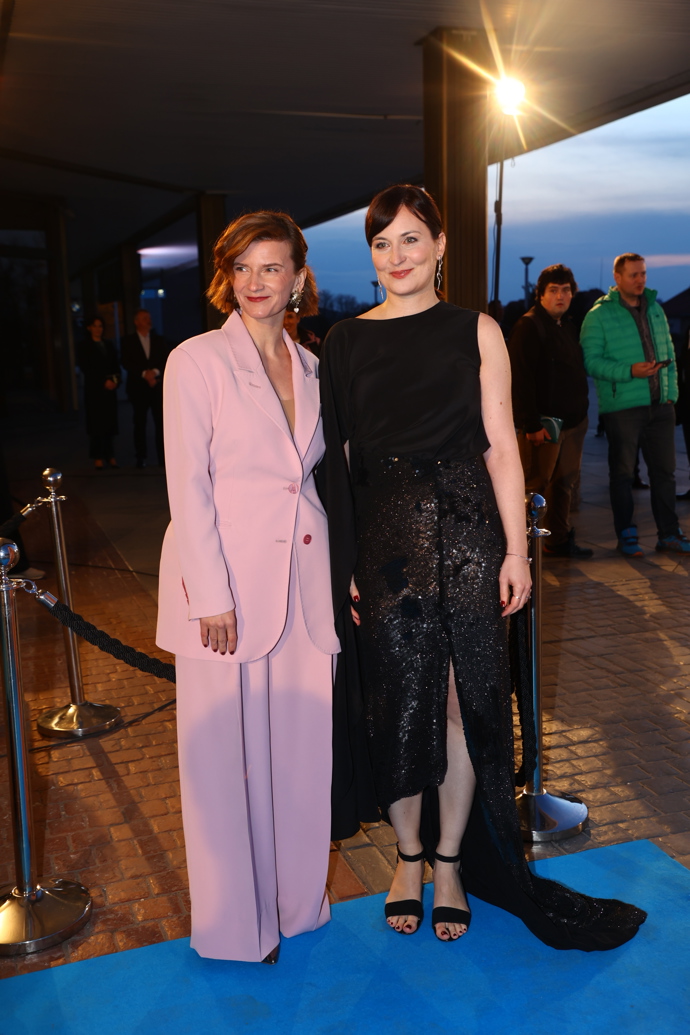  Modrý koberec na Českém lvu se plní hosty.