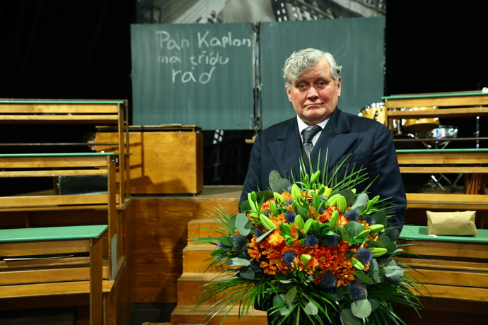 Miroslav Hanuš nakonec zapózoval před školní tabulí. 