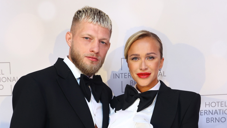 Ples v Intru si nenechali ujít ani Nela Slováková s Radkem Roušalem. Ples v Intru si nenechali ujít ani Nela Slováková s Radkem Roušalem.