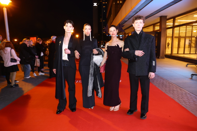 Petr Uhlík a Josef Trojan po boku krásných žen.