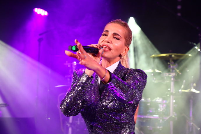 Dara Rolins zazpívala na Plese v Intru.