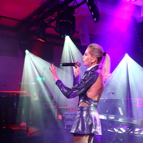 Dara Rolins v odvážném modelu ukázala záda.