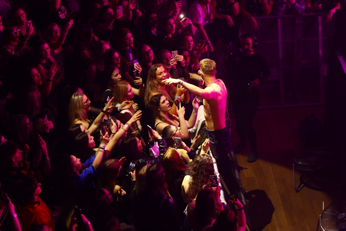 Adam Mišík se svlékl.