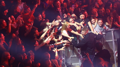 FOTO: Adam Mišík byl na roztrhání.