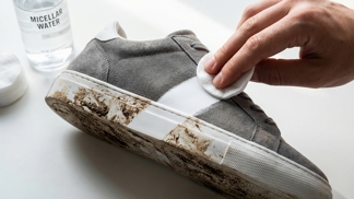 Sbohem špinavé tenisky: Nečekaný trik s micelární vodou vyčistí bílou gumu i citlivý semiš
