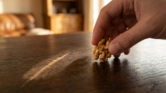 Nevyhazujte poškrábaný dřevěný nábytek: Stačí po něm přejet vlašským ořechem a rýhy zmizí před očima