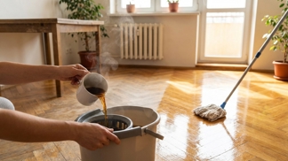 Vlijte šálek černého čaje do vody na vytírání: Geniální trik za pár haléřů vrátí parketám lesk, o kterém se vám ani nesnilo