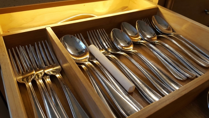 Hoďte do šuplíku k příborům kousek křídy: Tento trik za pár haléřů zastaví černání kovu a zajistí lesk