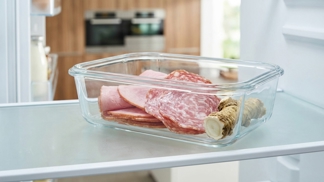 Šunka už v lednici nikdy neoslizne: Tento štiplavý kousek kořene v krabičce udrží uzeniny v perfektní kondici i o týden déle