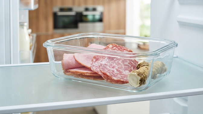 Šunka už v lednici nikdy neoslizne: Tento kousek kořene v krabičce udrží uzeniny v perfektní kondici o týden déle