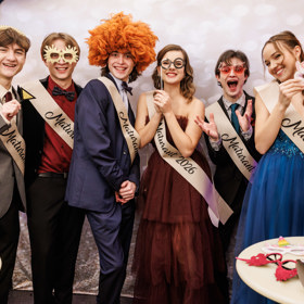 Maturanti se konečně dočkají dlouho očekávaného plesu.