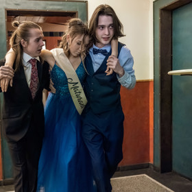 Žofku najdou na toaletách. Ukáže se, že jí někdo dal do pití drogu.