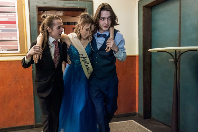 Žofku najdou na toaletách. Ukáže se, že jí někdo dal do pití drogu. 