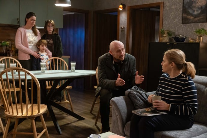 Vladimír totiž kdysi vzal na sebe vinu za nehodu, kterou způsobila Soňa. Přišel o řidičák a otec ho vyhodil z domu...