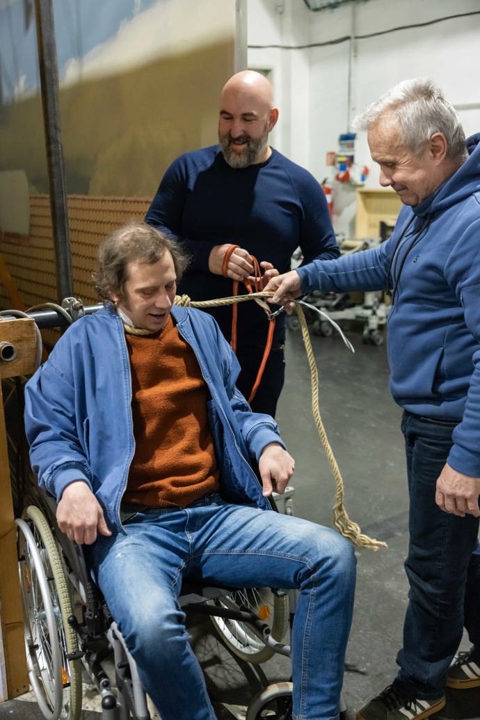 Příprava natáčení Lukášova pokusu o sebevraždu. Na place byl i kaskadér a zdravotník.