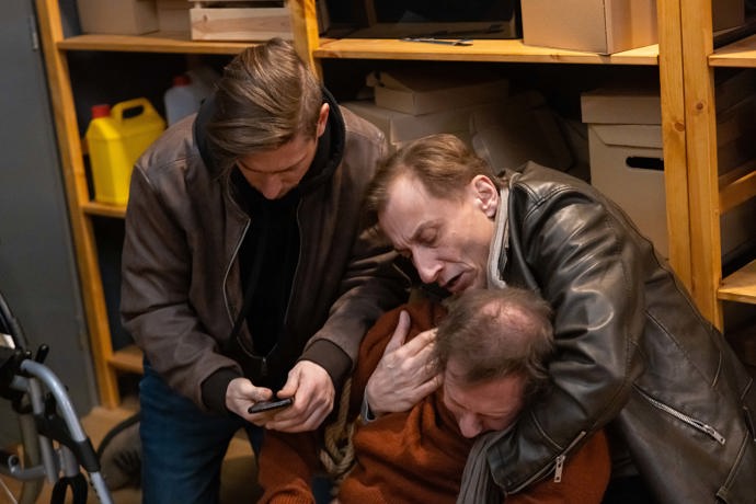 Naštěstí se Pavlovi a Rosťovi podaří Lukáše včas zachránit.