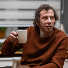 Lukáš je po rozchodu s Helenou zoufalý. Nikdo ale netuší, jak moc ho to sebralo.