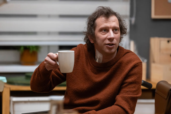 Lukáš je po rozchodu s Helenou zoufalý. Nikdo ale netuší, jak moc ho to sebralo.