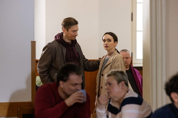 Helena má kvůli tomu výčitky svědomí a tak se vrací do Čech.