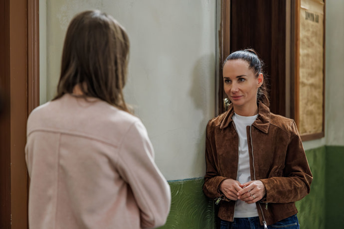 Adrianu stále pronásleduje stalker. Je možné, že je jí blíž, než si myslela?