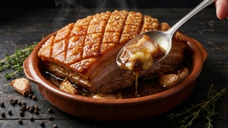 Nůž nechte v šuplíku: Bůček v lázni z černého piva je tak křehký, že ho budete jíst lžící