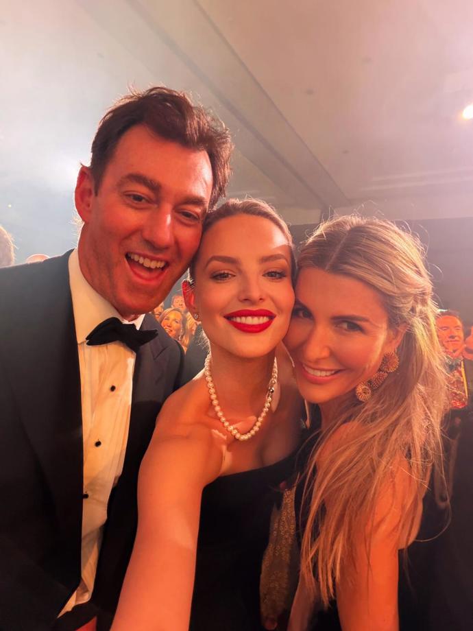 Modelka byla příhodně za dámu a černé šaty doplnila perlovým náhrdelníkem a červenou rtěnkou.