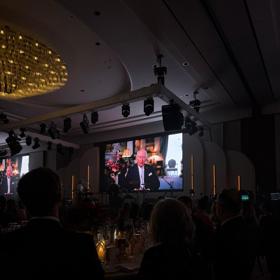 Nadace Krále Karla III. The King’s Trust dlouhodobě podporuje mladé lidi ze znevýhodněného prostředí a pomáhá jim najít cestu ke vzdělání i pracovnímu uplatnění.