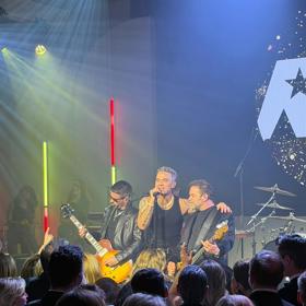 Součástí galavečera bylo i speciální hudební vystoupení zpěváka Robbieho Williamse.