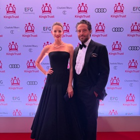 Modelka na akci dorazila se svým partnerem, a to v elegantním modelu od slovenského návrháře Borise Kráľe, který působí v Praze.