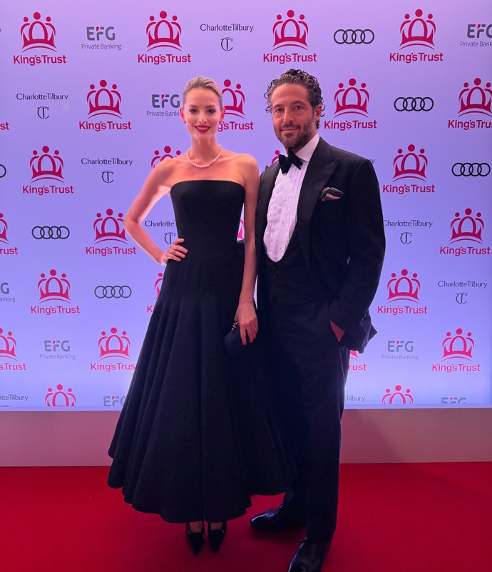 Modelka na akci dorazila se svým partnerem, a to v elegantním modelu od slovenského návrháře Borise Kráľe, který působí v Praze.