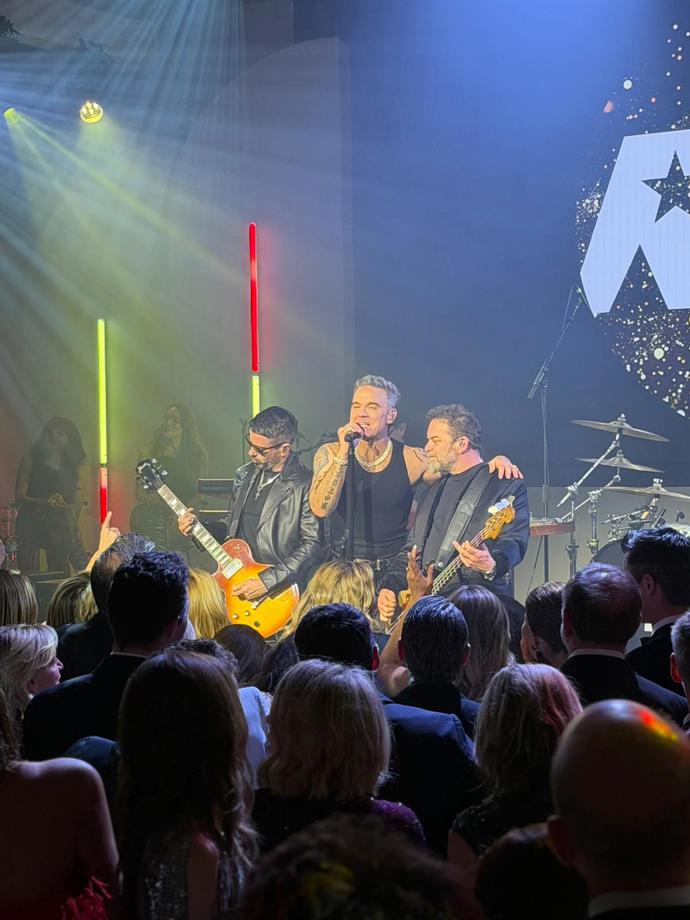 Součástí galavečera bylo i speciální hudební vystoupení zpěváka Robbieho Williamse.