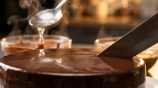 Voda v čokoládě obvykle znamená konec, kromě této jedné horké lžíce: Vykouzlí zrcadlový lesk a polevu, která se pod nožem už nikdy nerozlomí