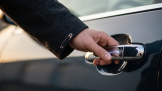 Dostáváte rány od kliky nebo auta? Stačí do vnitřního švu schovat obyčejnou zicherku a rány nadobro přestanou