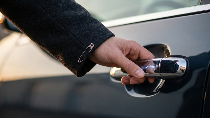 Dostáváte rány od kliky nebo auta? Stačí do vnitřního švu schovat obyčejnou zicherku