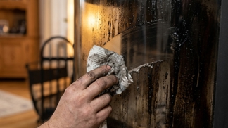 Nejcennější čistič krbového skla končí u většiny lidí v popelnici: Tato šedá pasta z novin rozpustí dehet a saze dřív, než stihnete znovu zatopit