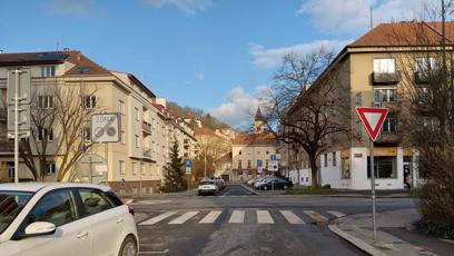 FOTO: Řidič srazil na Braníku nezletilou dívku.