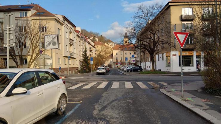 Řidič srazil na Braníku nezletilou dívku.