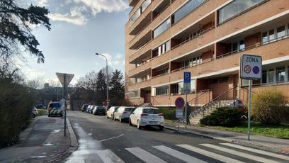 FOTO: Řidič srazil na Braníku jedenáctiletou dívku. Policie po něm pátrá.