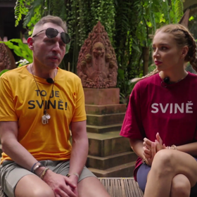 Jejich výstižné trička baví všechny diváky.