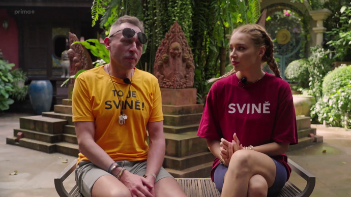 Jejich výstižné trička baví všechny diváky.