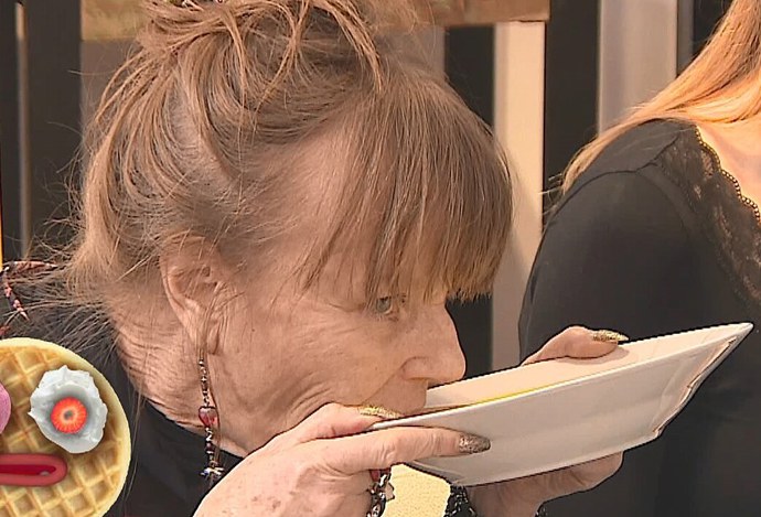 V televizním pořadu Prostřeno se objevuje v takzvaných VIP dílech. 