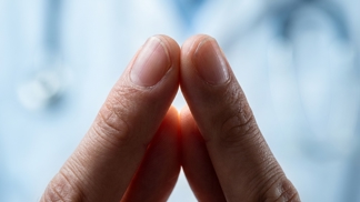 Přitiskněte k sobě nehty ukazováčků a hledejte malý průzor: Absence tohoto diamantového okénka prozradí tiché varování vašich plic i srdce