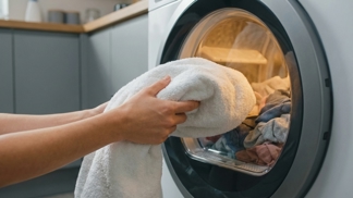 Účty za elektřinu klesnou díky jedinému ručníku: Tato finta v sušičce zkrátí program o třetinu a prádlo bude jako z reklamy