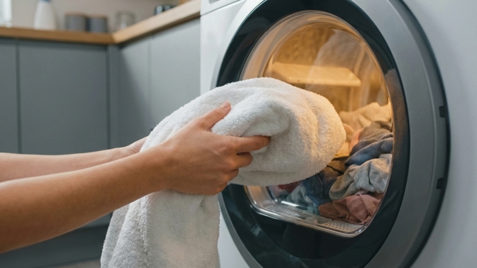 Účty za elektřinu klesnou díky jedinému ručníku: Tato finta v sušičce zkrátí program o třetinu