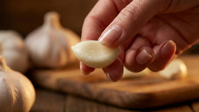 Jak zpevnit lámavé nehty? Vyzkoušejte domácí kúru s česnekem