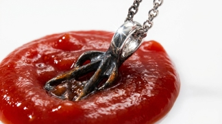 Obalte své zčernalé šperky na 10 minut do obyčejného kečupu: Tato podivná kyselá lázeň vymaže oxidaci i tam, kde drahé čističe selhaly